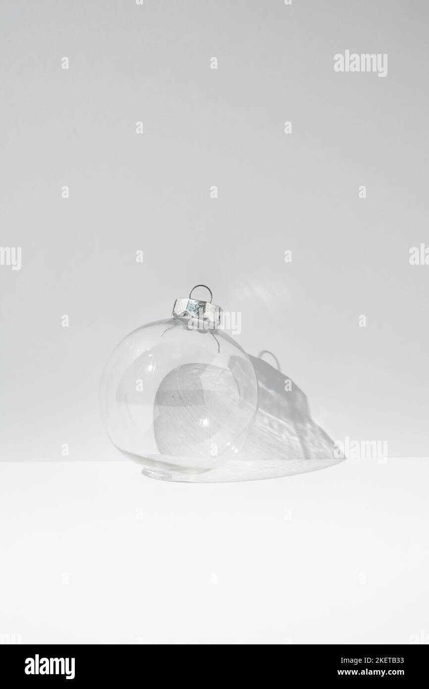 Transparente Weihnachtskugel Dekoration auf weißem Hintergrund. Minimales Neujahrskonzept. Stockfoto