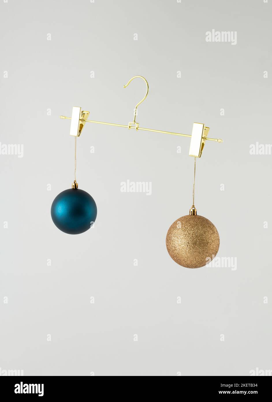 Zwei Weihnachten babubles Dekoration hängen auf goldenen Kleiderbügel. Stockfoto