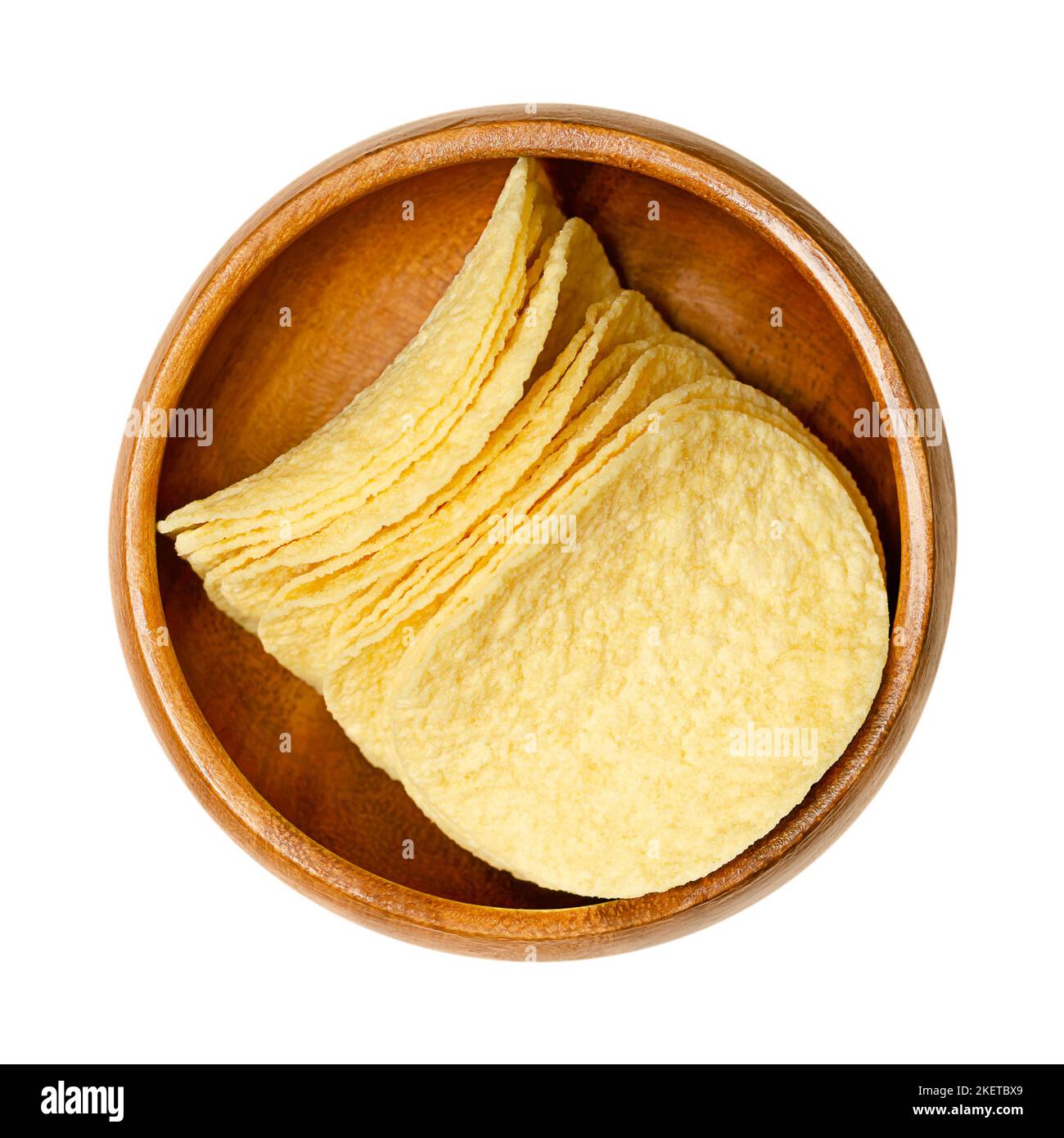 Stapelbare Salzkartoffelchips in einer Holzschüssel. Dünne Scheiben amerikanischer Chips auf Kartoffelbasis mit einem Anteil von 42 Prozent Kartoffeln. Stockfoto