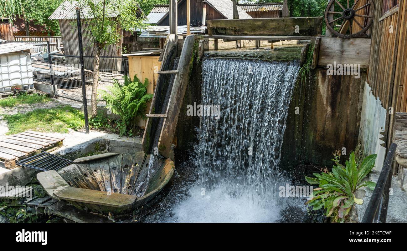 Alte Holzwebmaschine, ein traditionelles Handwerk in rumänischen Dörfern. Siebenbürgen. Stockfoto