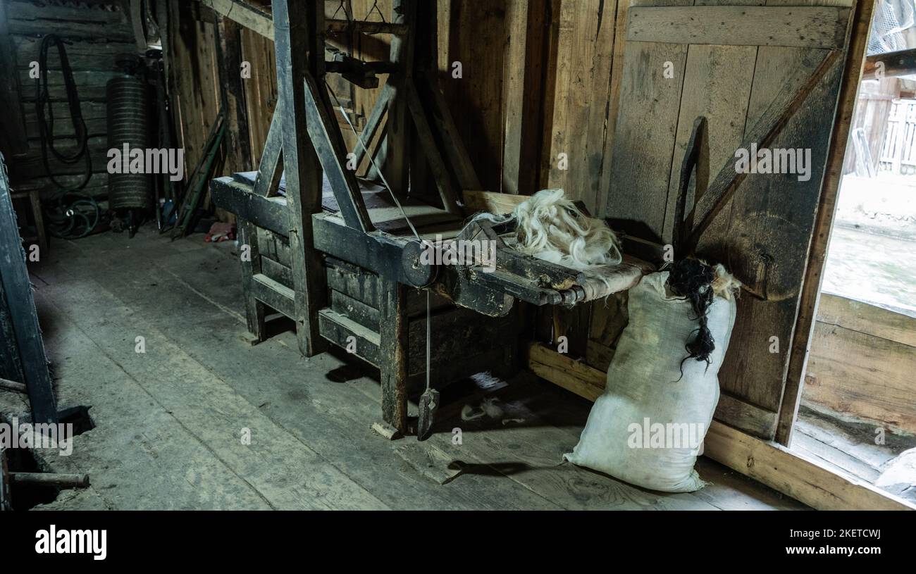 Alte Holzwebmaschine, ein traditionelles Handwerk in rumänischen Dörfern. Siebenbürgen. Stockfoto