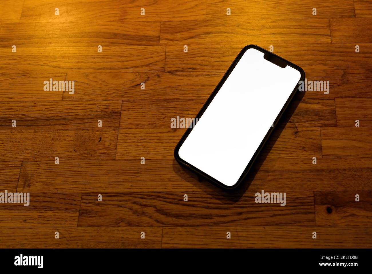 Handy leer weißen Bildschirm mockup. Smartphone auf Hartholz-Parkettboden. Selektiver Fokus. Stockfoto