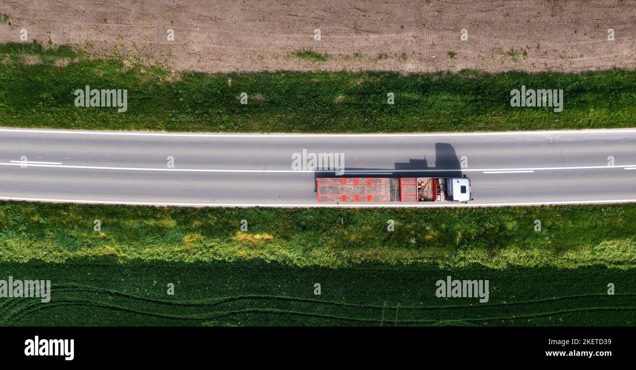 Luftaufnahme von LKW mit Sattelauflieger für Containertransport von Drohne pov, direkt oben Stockfoto