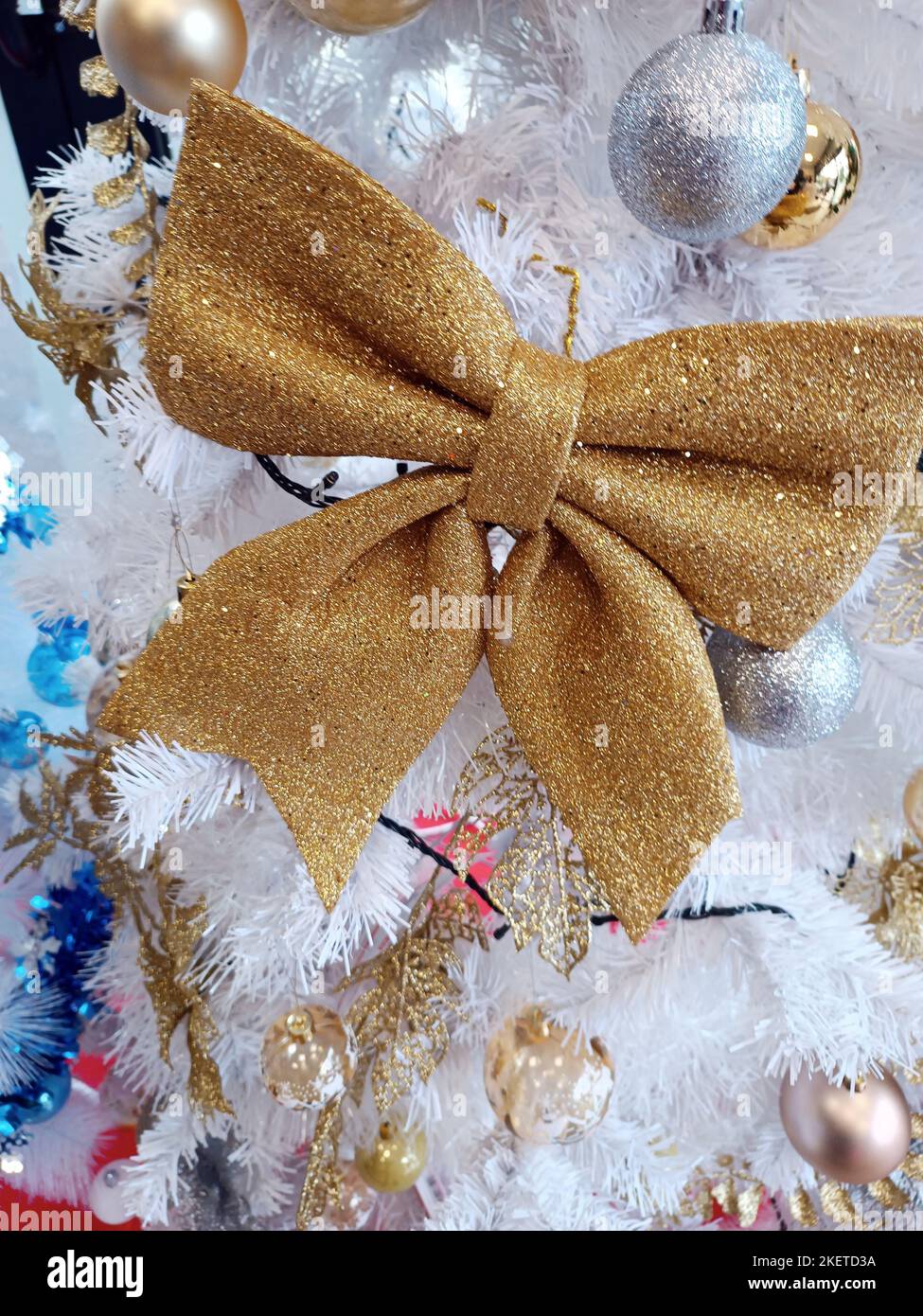 Weihnachtsdekorationen hängen auf dem grünen Baum, Kunststoff, italienische Kultur. Stockfoto