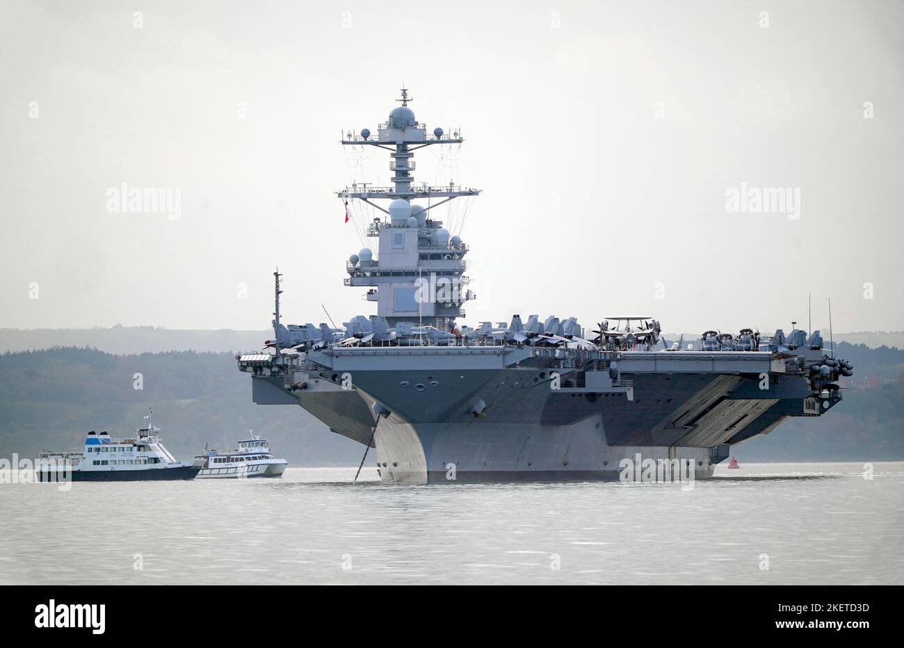 Die USS Gerald R. Ford vor Anker in Stokes Bay im Solent, als das "größte Kriegsschiff der Welt" vier Tage vor der Küste von Hampshire während seiner Jungfernfahrt vor Anker gehen wird. Bilddatum: Montag, 14. November 2022. Stockfoto