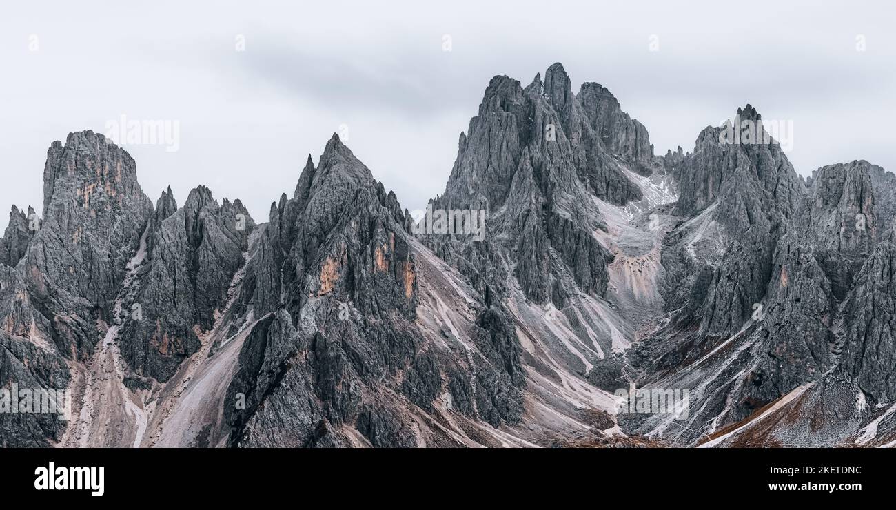 Die Gipfel der Cadini di Misurina fühlen sich an, als würden sie an diesem Ort im Naturpark der drei Zinnen fast ein Amphitheater schaffen. Vor diesen mag stehen Stockfoto