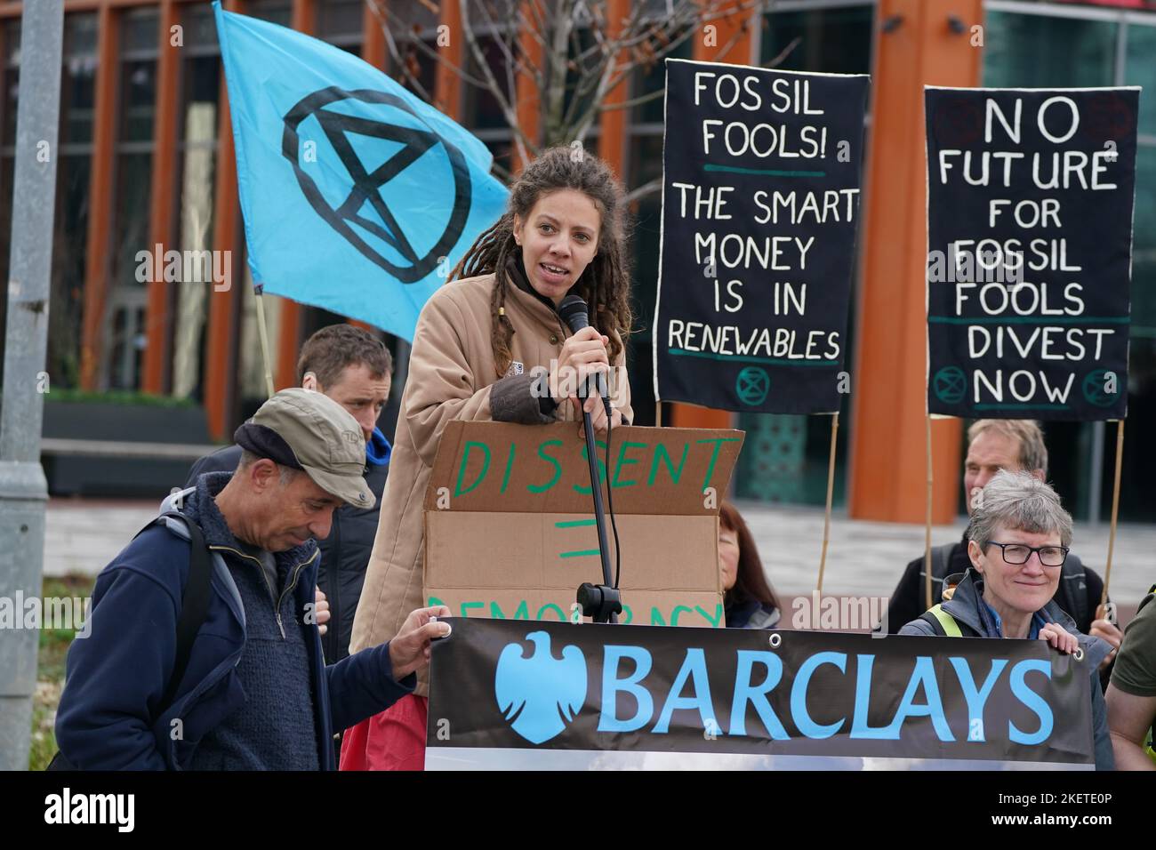 Mitglieder des Extinction Rebellion Scotland protestieren vor der Niederlassung von Barclays Clyde Place Quay in Glasgow, als sie fordern, dass Barclays seine Verbindungen zu fossilen Brennstoff-Firmen abkürzen. Der Protest ist Teil der „Extinction Rebellion“- und „Money Rebellion“-Kampagne „Better Without Barclays“ im Vereinigten Königreich. Bilddatum: Montag, 14. November 2022. Stockfoto