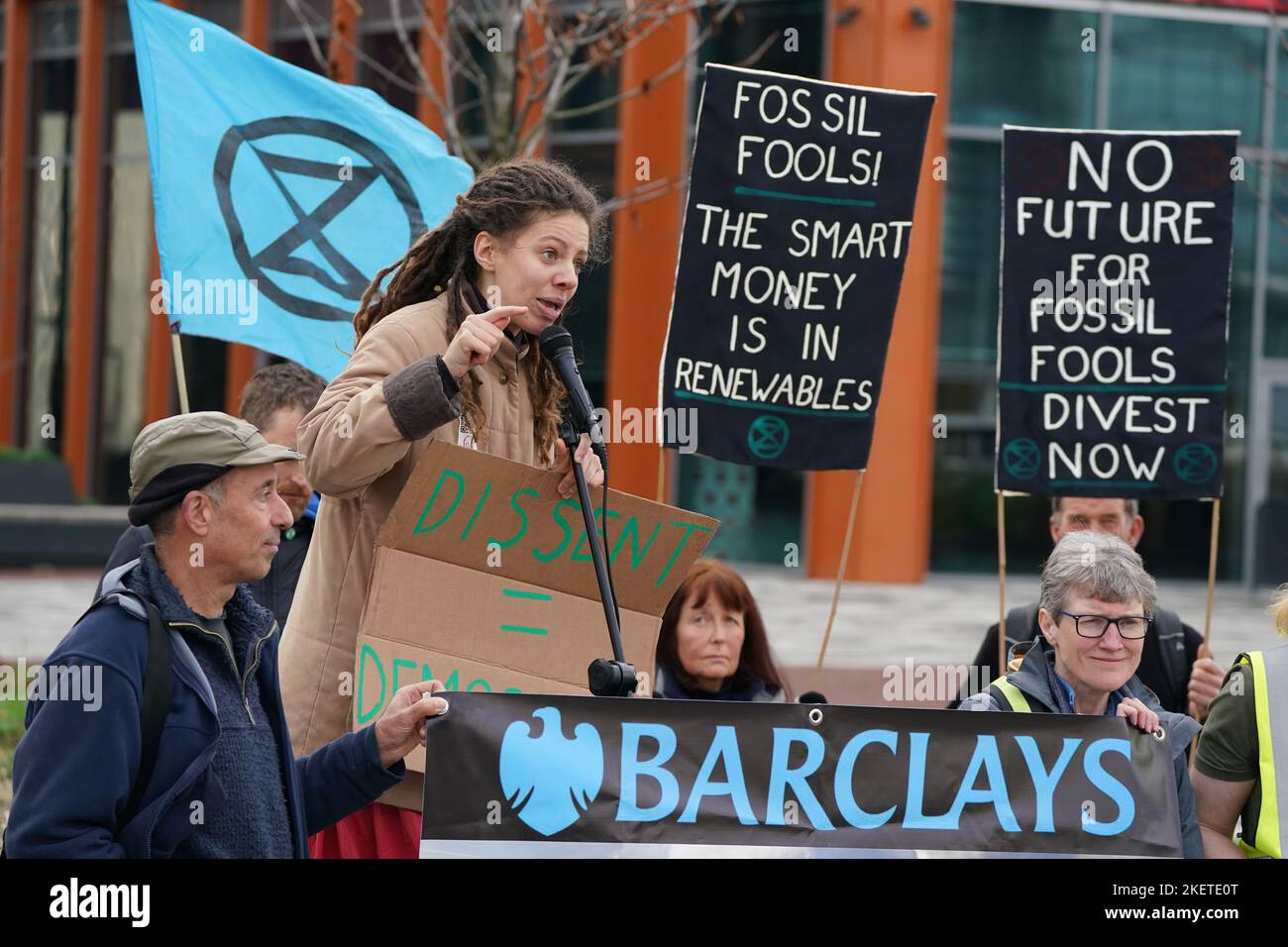 Mitglieder des Extinction Rebellion Scotland protestieren vor der Niederlassung von Barclays Clyde Place Quay in Glasgow, als sie fordern, dass Barclays seine Verbindungen zu fossilen Brennstoff-Firmen abkürzen. Der Protest ist Teil der „Extinction Rebellion“- und „Money Rebellion“-Kampagne „Better Without Barclays“ im Vereinigten Königreich. Bilddatum: Montag, 14. November 2022. Stockfoto