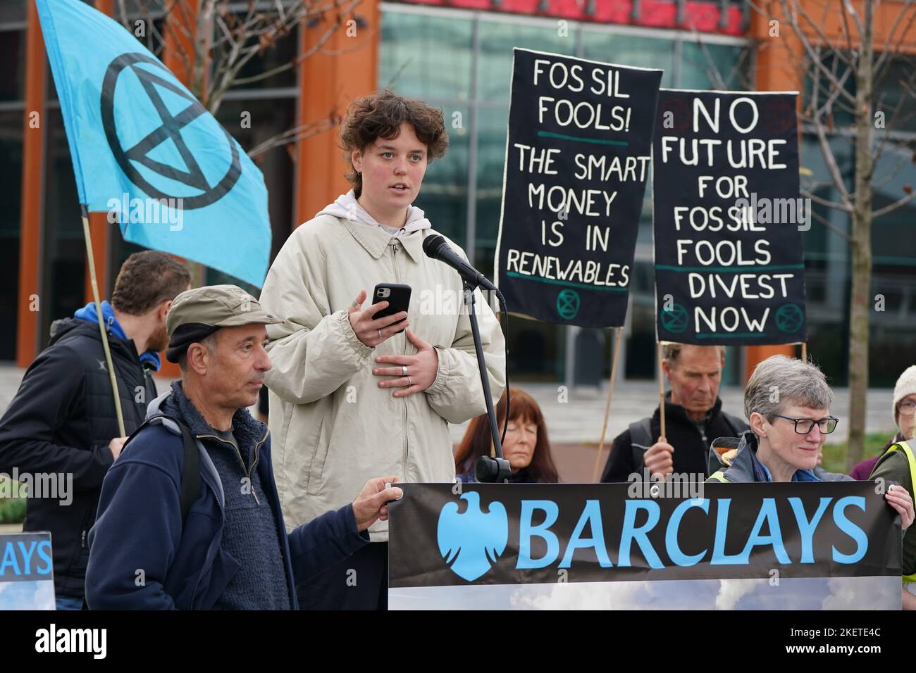 Mitglieder des Extinction Rebellion Scotland protestieren vor der Niederlassung von Barclays Clyde Place Quay in Glasgow, als sie fordern, dass Barclays seine Verbindungen zu fossilen Brennstoff-Firmen abkürzen. Der Protest ist Teil der „Extinction Rebellion“- und „Money Rebellion“-Kampagne „Better Without Barclays“ im Vereinigten Königreich. Bilddatum: Montag, 14. November 2022. Stockfoto