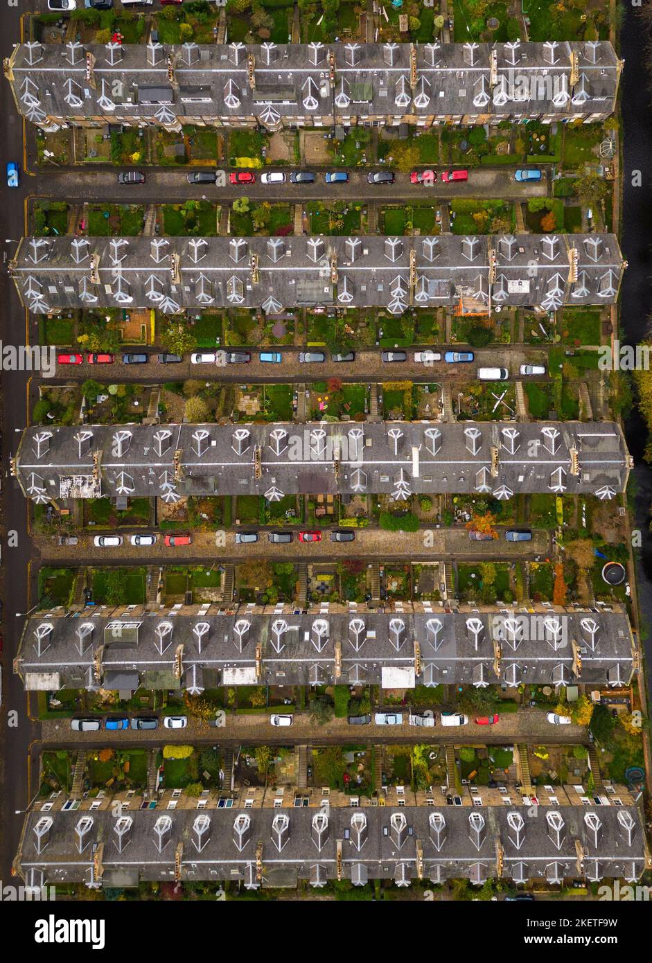 Luftaufnahme von Reihen von Reihenhäusern in Stockbridge, Edinburgh, Schottland, Großbritannien Stockfoto