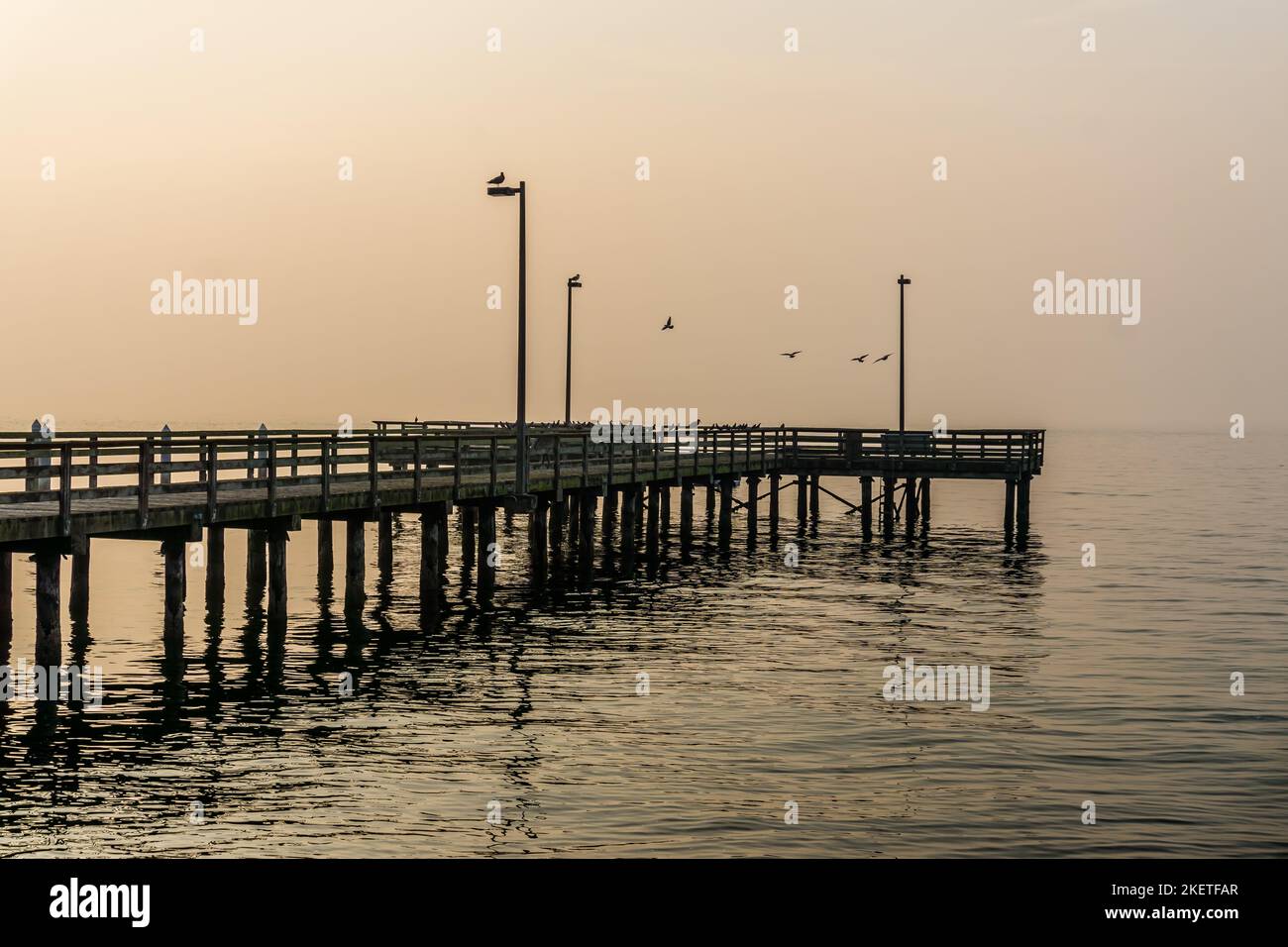 Rauchiger Himmel und Pier am Redondo Beach, Washington. Stockfoto