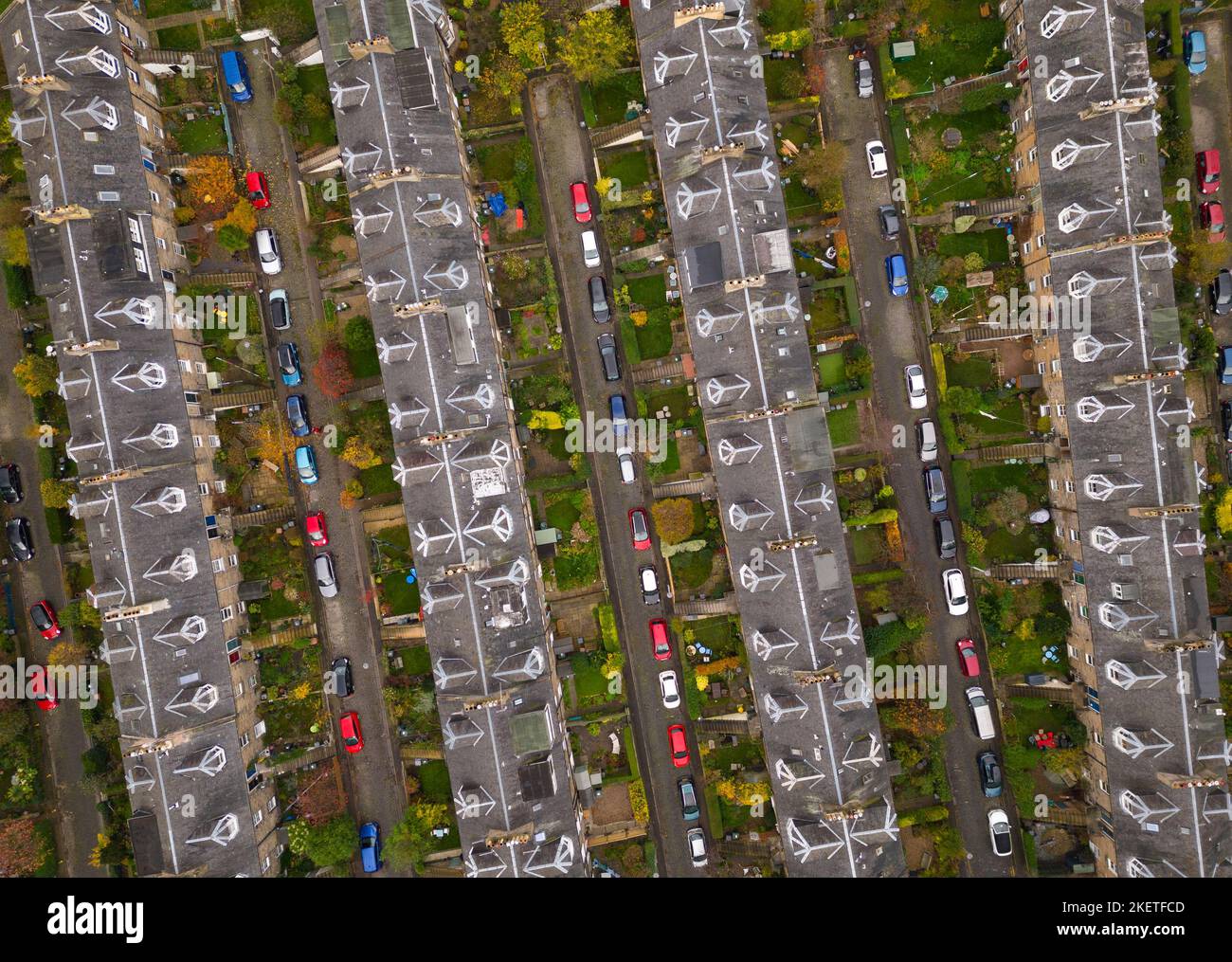 Luftaufnahme von Reihen von Reihenhäusern in Stockbridge, Edinburgh, Schottland, Großbritannien Stockfoto