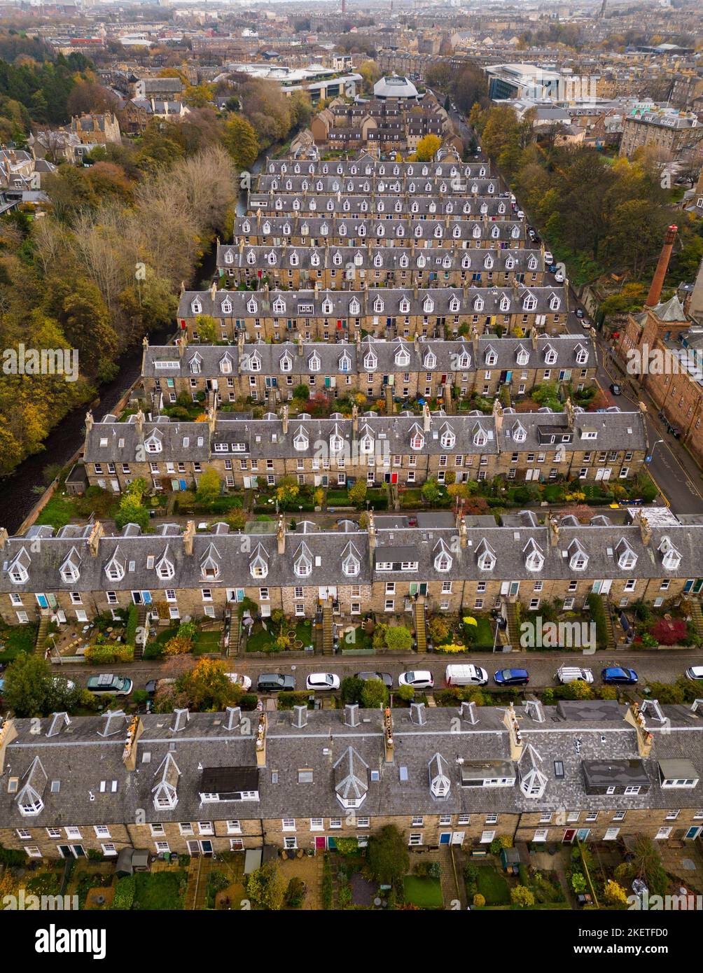 Luftaufnahme von Reihen von Reihenhäusern in Stockbridge, Edinburgh, Schottland, Großbritannien Stockfoto