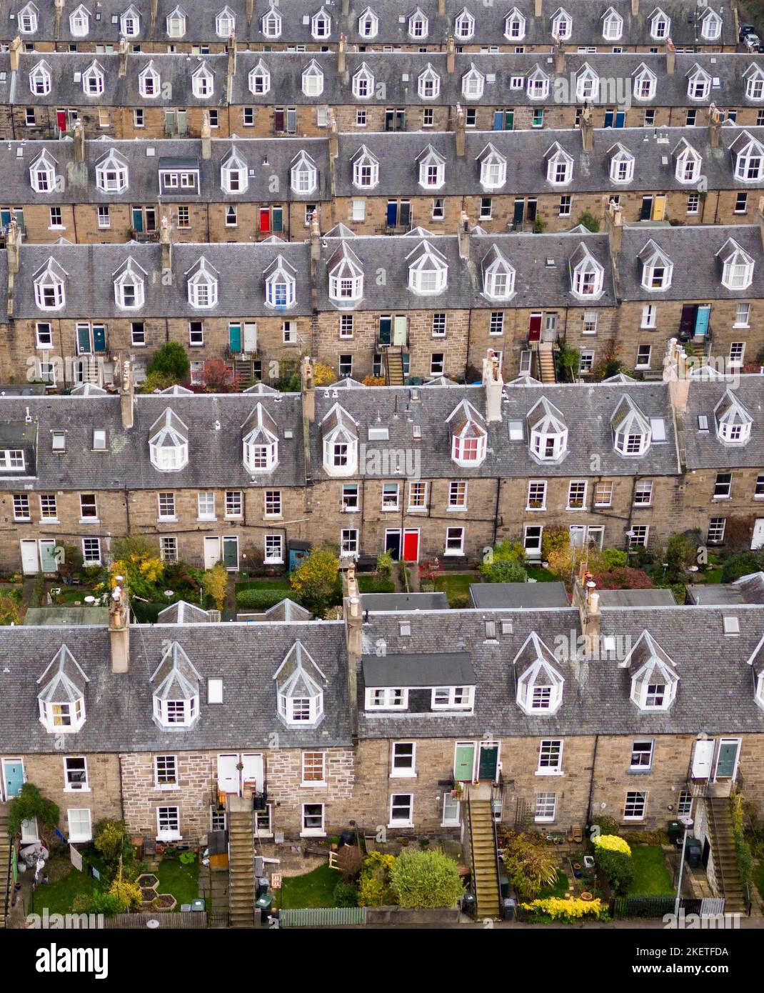 Luftaufnahme von Reihen von Reihenhäusern in Stockbridge, Edinburgh, Schottland, Großbritannien Stockfoto