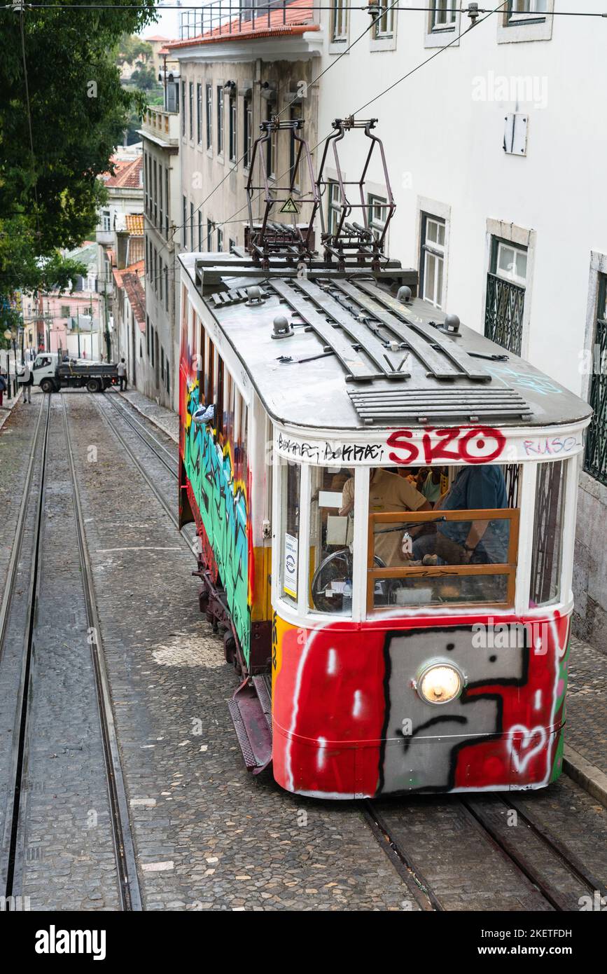 Die berühmte Bergbahn Glória - S. Pedro Alcântara befindet sich an der Haltestelle Miradouro de São Pedro de Alcântara in Lissabon, Portugal. Stockfoto