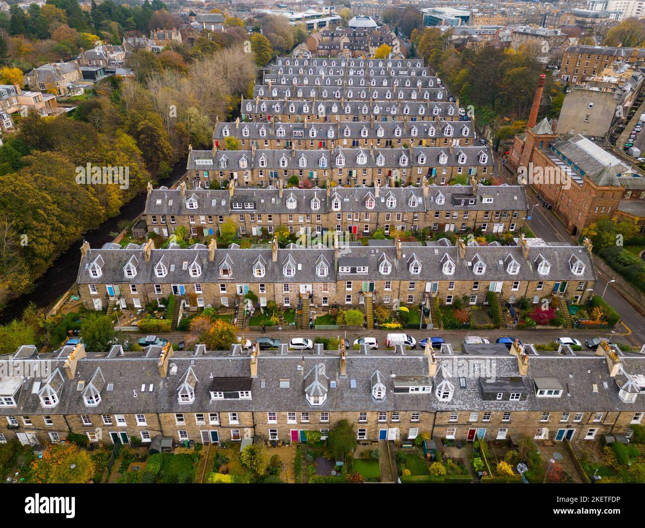 Luftaufnahme von Reihen von Reihenhäusern in Stockbridge, Edinburgh, Schottland, Großbritannien Stockfoto