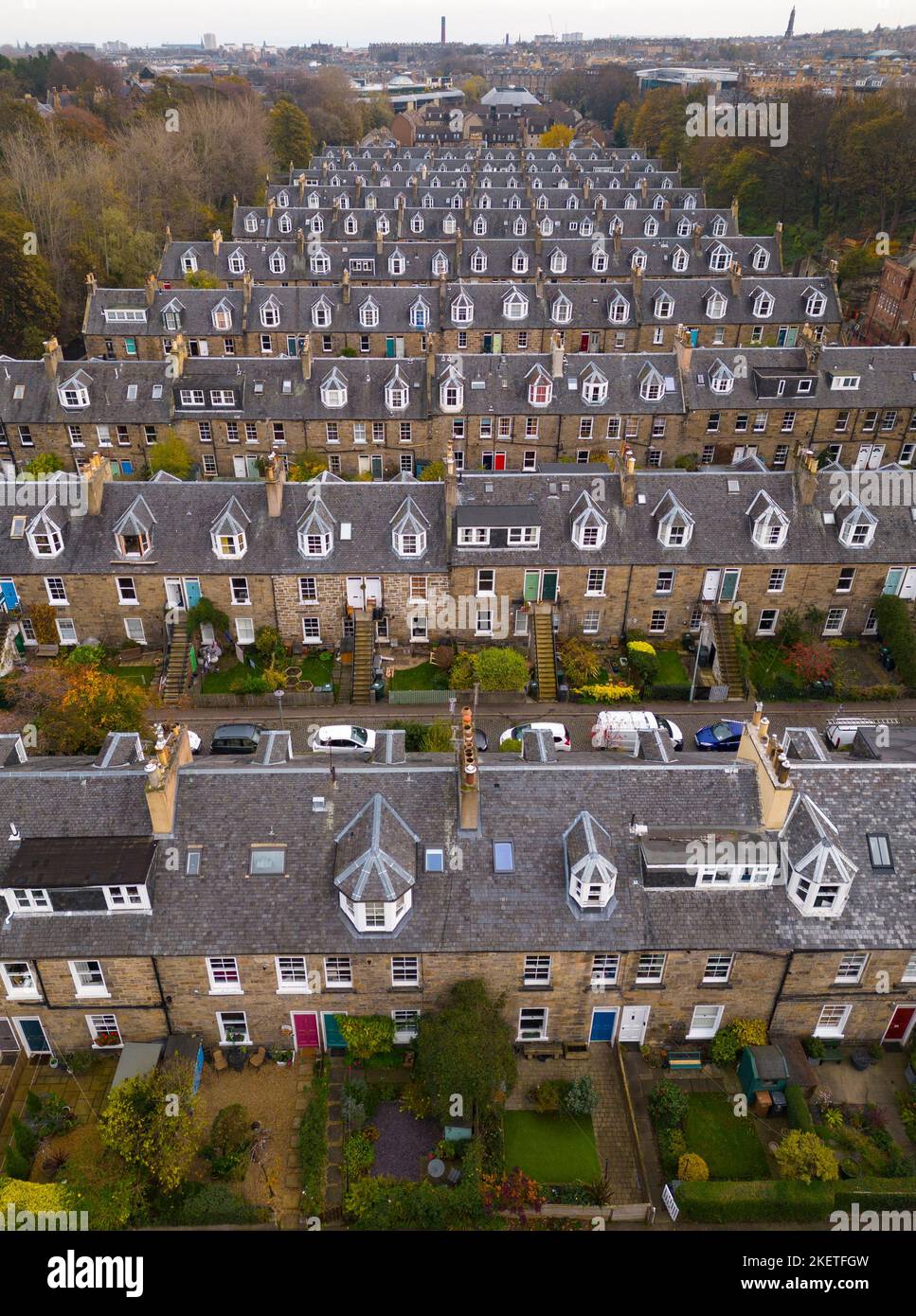 Luftaufnahme von Reihen von Reihenhäusern in Stockbridge, Edinburgh, Schottland, Großbritannien Stockfoto
