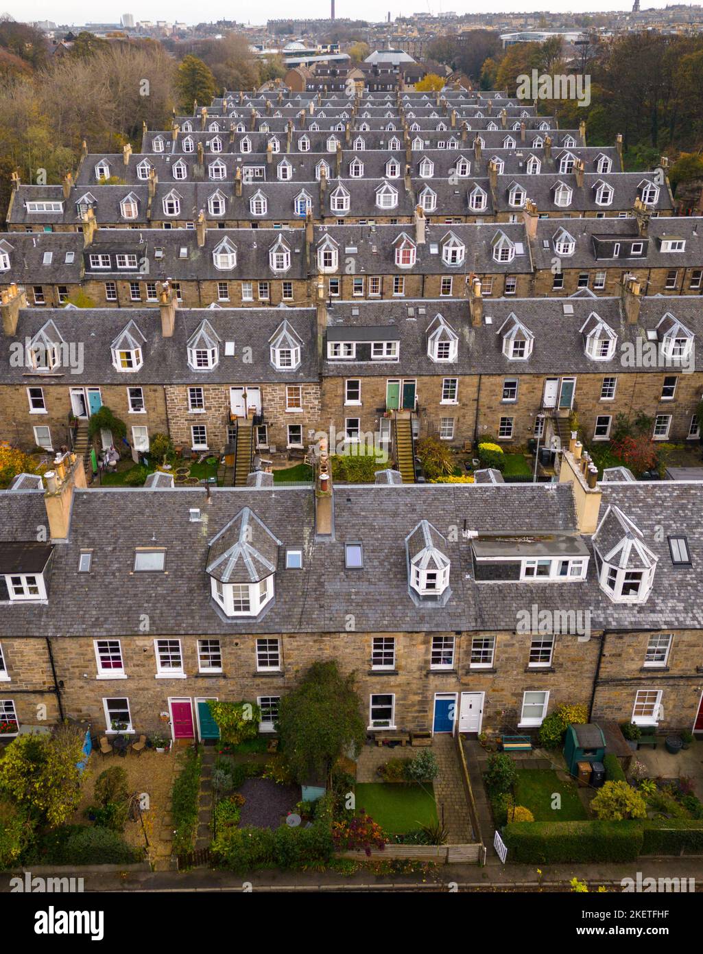 Luftaufnahme von Reihen von Reihenhäusern in Stockbridge, Edinburgh, Schottland, Großbritannien Stockfoto