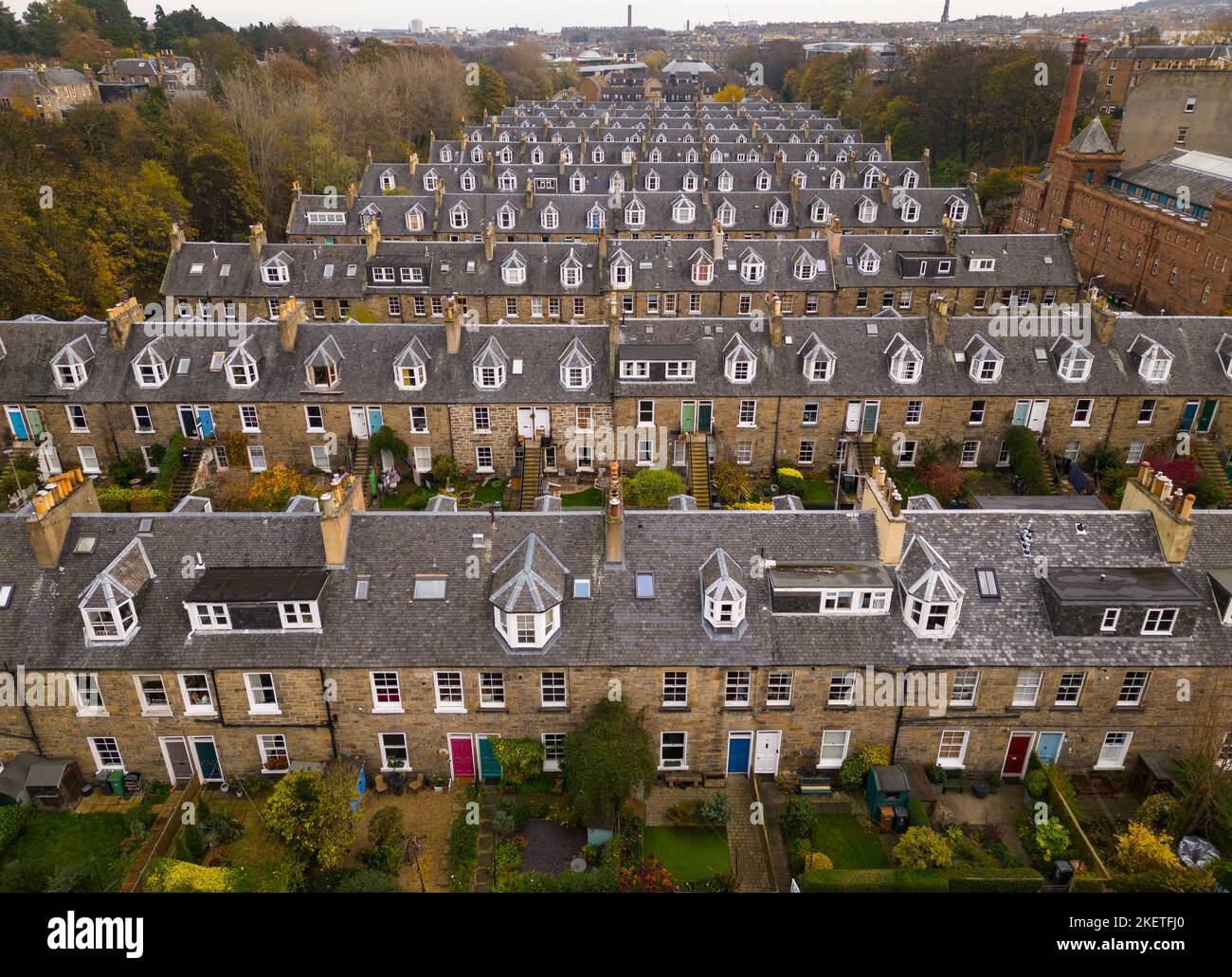 Luftaufnahme von Reihen von Reihenhäusern in Stockbridge, Edinburgh, Schottland, Großbritannien Stockfoto