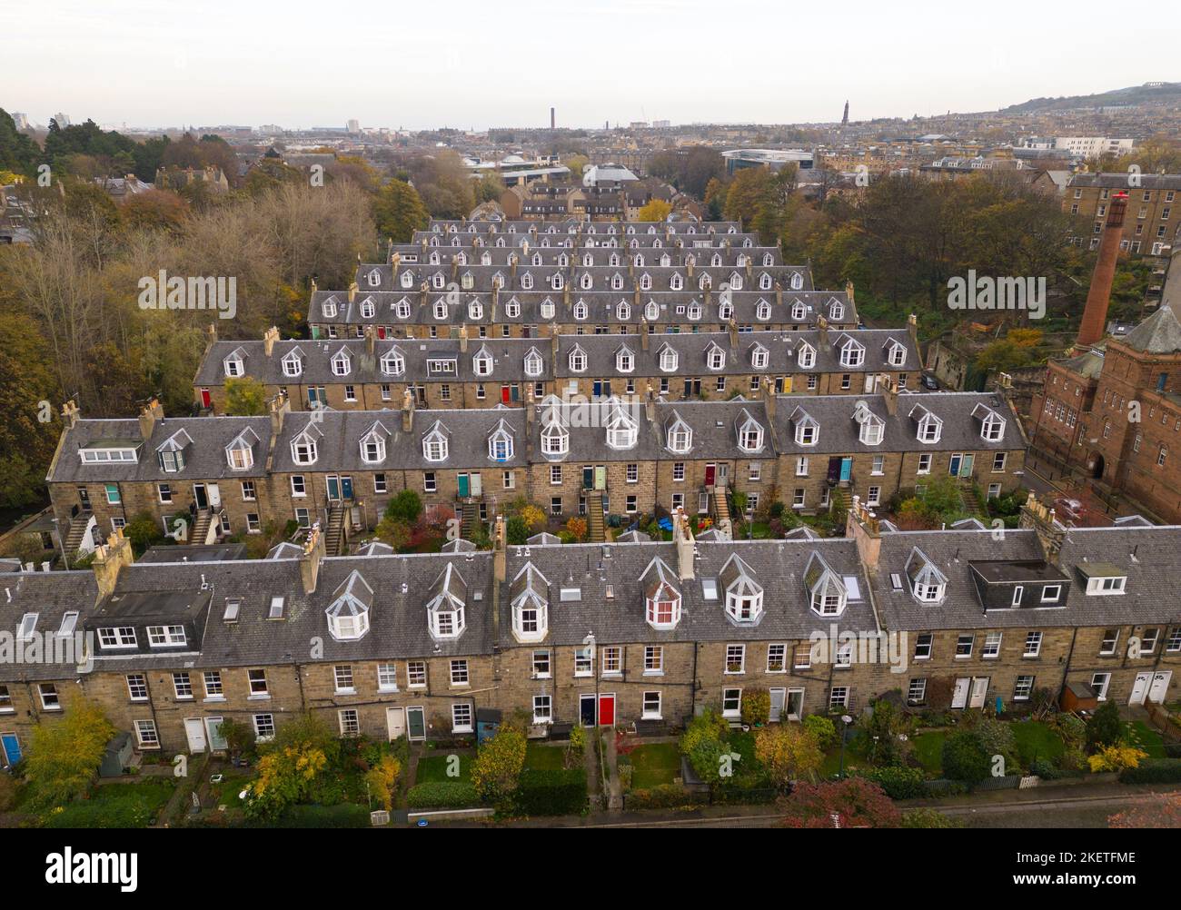 Luftaufnahme von Reihen von Reihenhäusern in Stockbridge, Edinburgh, Schottland, Großbritannien Stockfoto