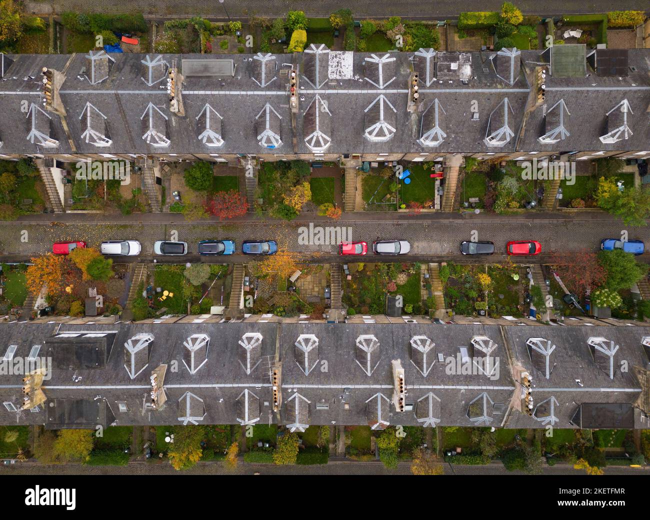 Luftaufnahme von Reihen von Reihenhäusern in Stockbridge, Edinburgh, Schottland, Großbritannien Stockfoto