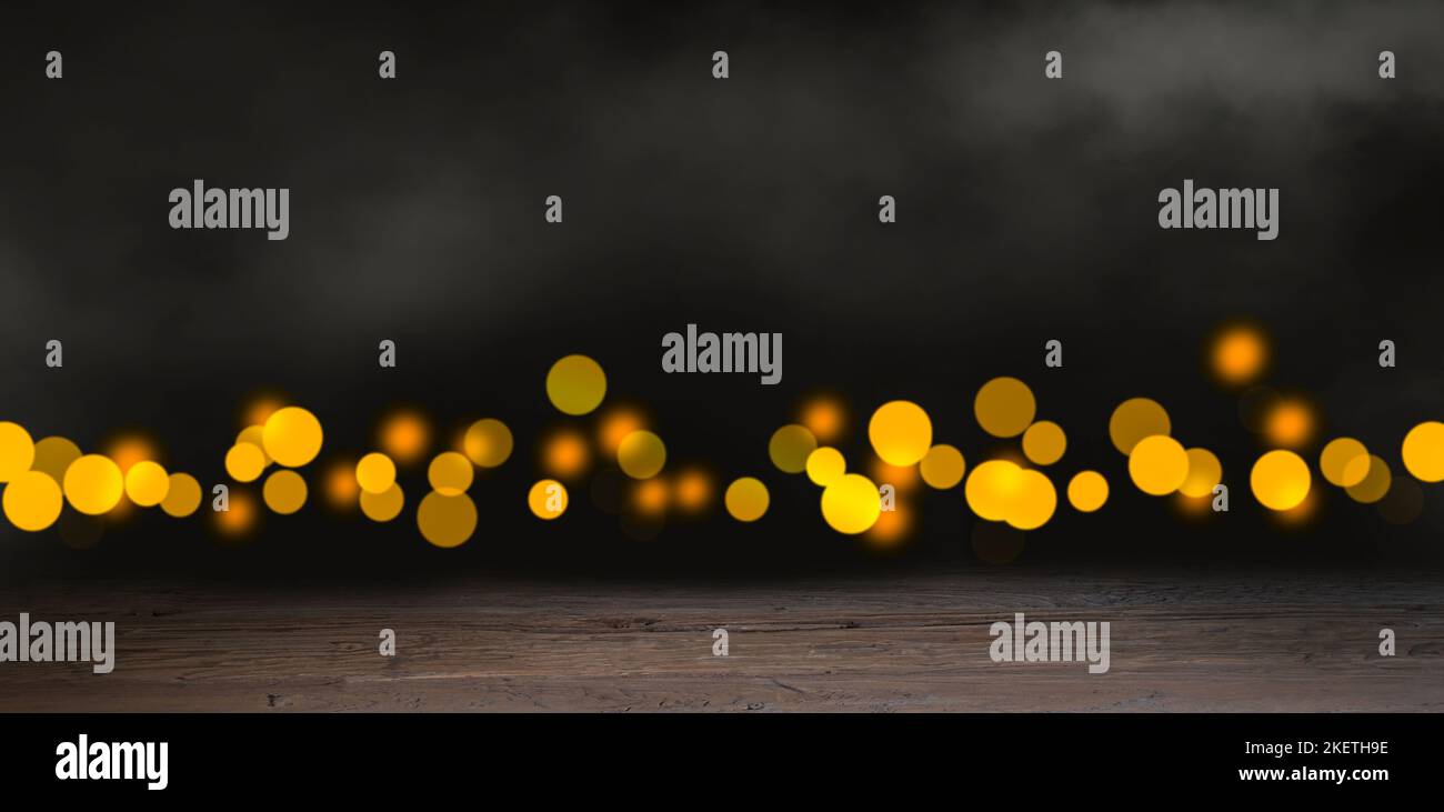 Holztisch vor verschwommenem Weihnachtslicht Hintergrund. Stockfoto