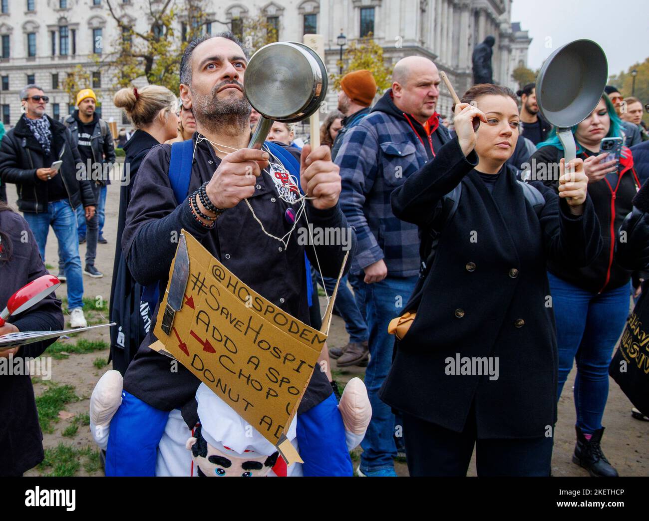 London, Großbritannien. 14.. November 2022. In Westminster demonstrieren Hospitality-Mitarbeiter und fordern die Regierung um mehr Geld und eine Lockerung der Einwanderungsgesetze, um mehr Arbeitnehmer zu gewinnen und ihr Geschäft anzukurbeln. Kredit: Karl Black/Alamy Live Nachrichten Stockfoto