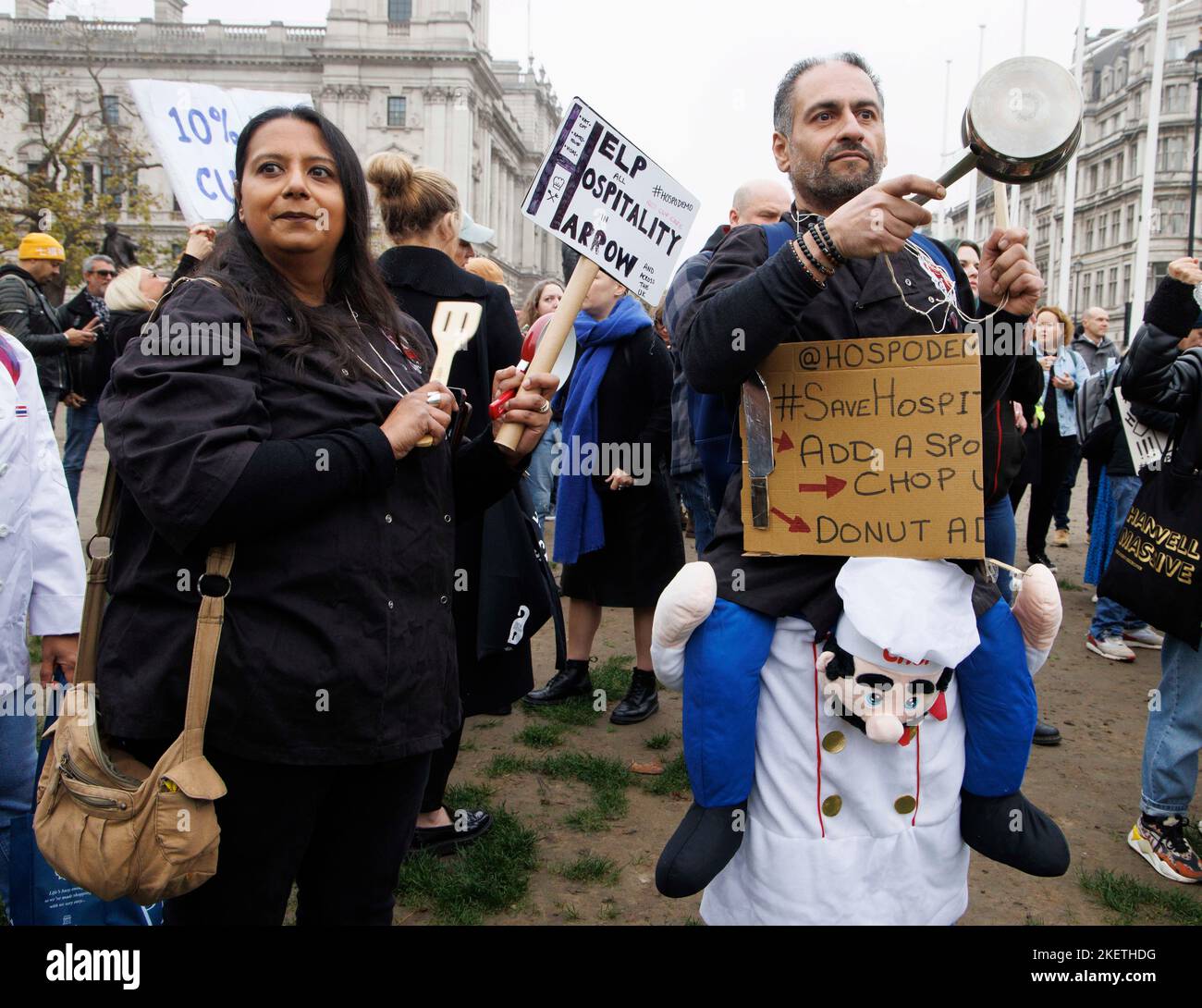 London, Großbritannien. 14.. November 2022. In Westminster demonstrieren Hospitality-Mitarbeiter und fordern die Regierung um mehr Geld und eine Lockerung der Einwanderungsgesetze, um mehr Arbeitnehmer zu gewinnen und ihr Geschäft anzukurbeln. Kredit: Karl Black/Alamy Live Nachrichten Stockfoto