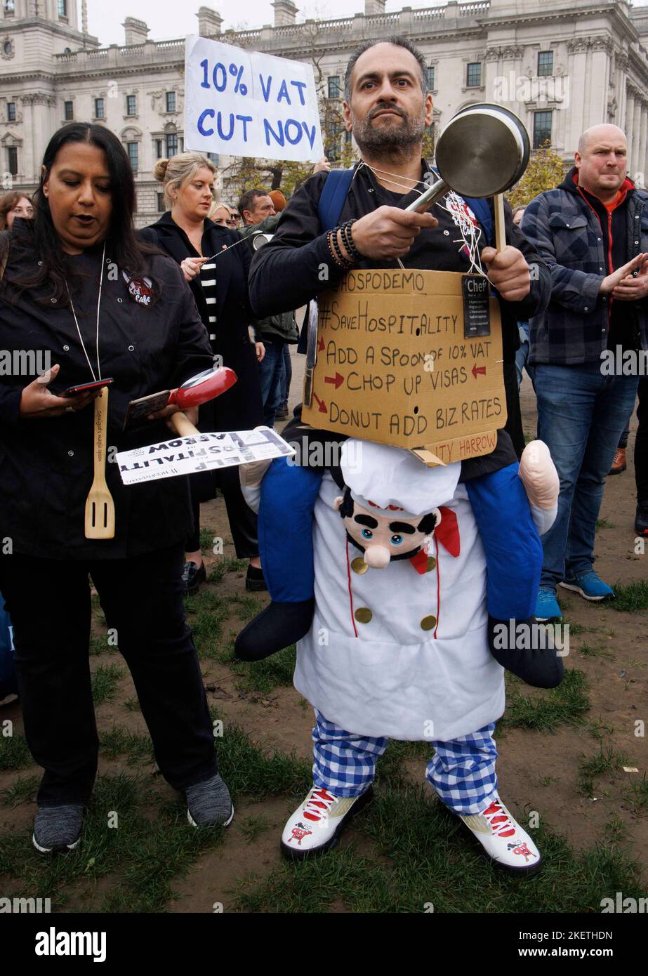 London, Großbritannien. 14.. November 2022. In Westminster demonstrieren Hospitality-Mitarbeiter und fordern die Regierung um mehr Geld und eine Lockerung der Einwanderungsgesetze, um mehr Arbeitnehmer zu gewinnen und ihr Geschäft anzukurbeln. Kredit: Karl Black/Alamy Live Nachrichten Stockfoto