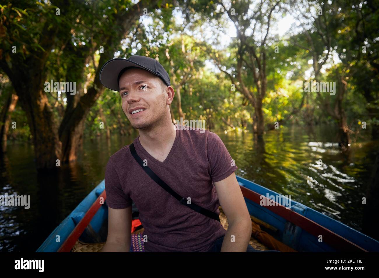 Mann auf dem Boot bei der Erkundung des Waldes auf dem See in der Nähe von Siem Reap in Kambodscha. Stockfoto
