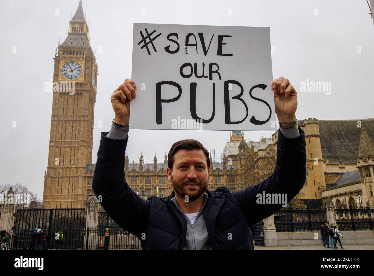 London, Großbritannien. 14.. November 2022. In Westminster demonstrieren Hospitality-Mitarbeiter und fordern die Regierung um mehr Geld und eine Lockerung der Einwanderungsgesetze, um mehr Arbeitnehmer zu gewinnen und ihr Geschäft anzukurbeln. Kredit: Karl Black/Alamy Live Nachrichten Stockfoto