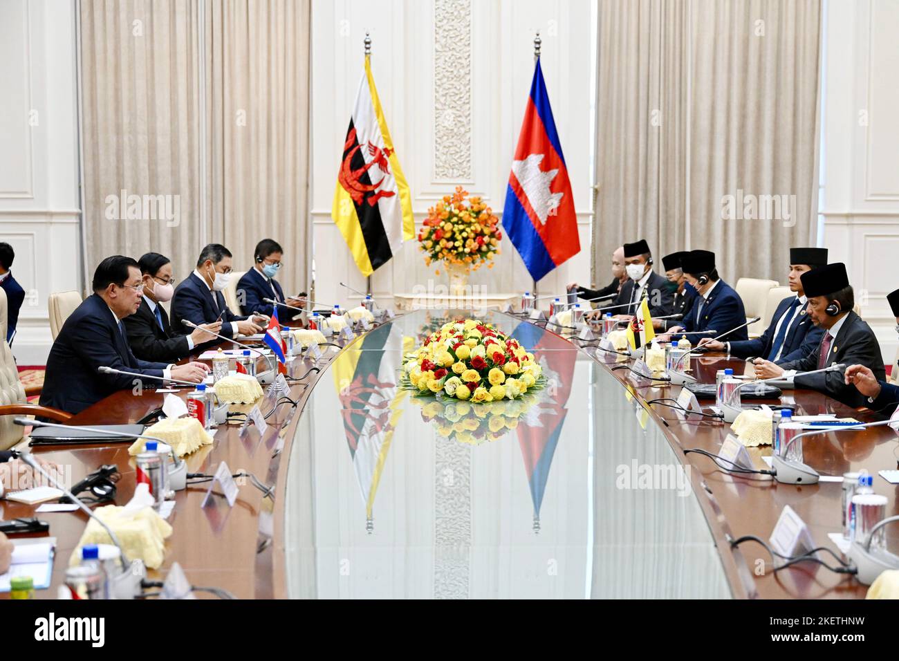 Phnom Penh, Kambodscha. 14.. November 2022. Der kambodschanische Premierminister Samdech Techo Hun Sen (1. l) und der Sultan Haji Hassanal Bolkiah von Brunei (1. R) treffen sich am 14. November 2022 in Phnom Penh, Kambodscha. UM MIT 'Kambodscha zu GEHEN, gelobe Brunei, die Beziehungen zu stärken, Zusammenarbeit: Gemeinsame Erklärung' Kredit: Ly Lay/Xinhua/Alamy Live News Stockfoto