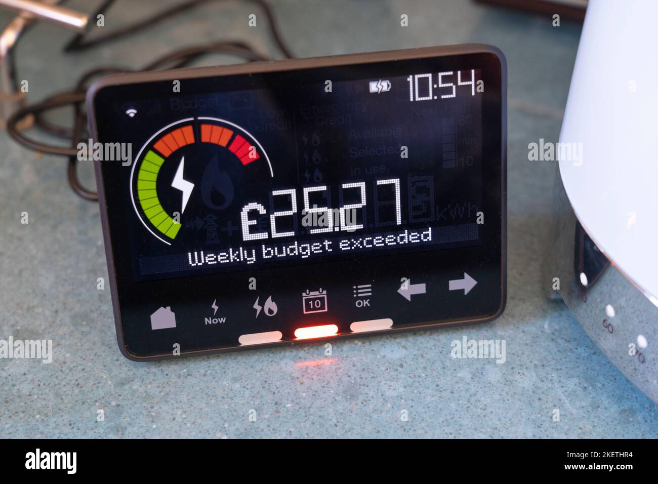 Intelligenter Energiezähler, der den Stromverbrauch anzeigt und anzeigt, dass das Wochenbudget überschritten wurde. Thema: Lebenshaltungskosten, steigende Energiekosten, Lebensstandard Stockfoto