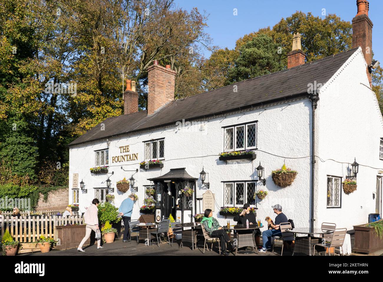 Menschen, die vor dem Fountain in Clent sitzen, einem traditionellen Country Pub im charmanten Worcestershire-Dorf Clent, England Stockfoto