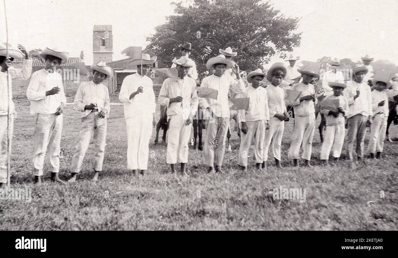 1.. Mai Feier in einem mexikanischen Dorf. Eine Gruppe junger Männer mit mexikanischen Flaggen im Jahr 1930s. Stockfoto