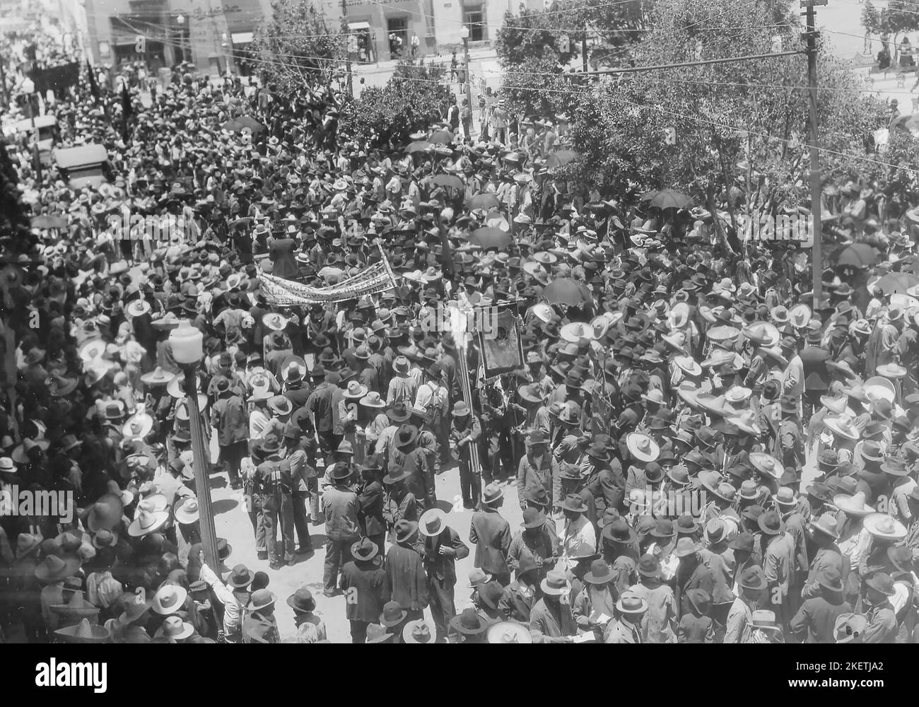Mai 1. Feier in Mexiko. Eine Kolonne von Demonstranten im Jahr 1925. Stockfoto