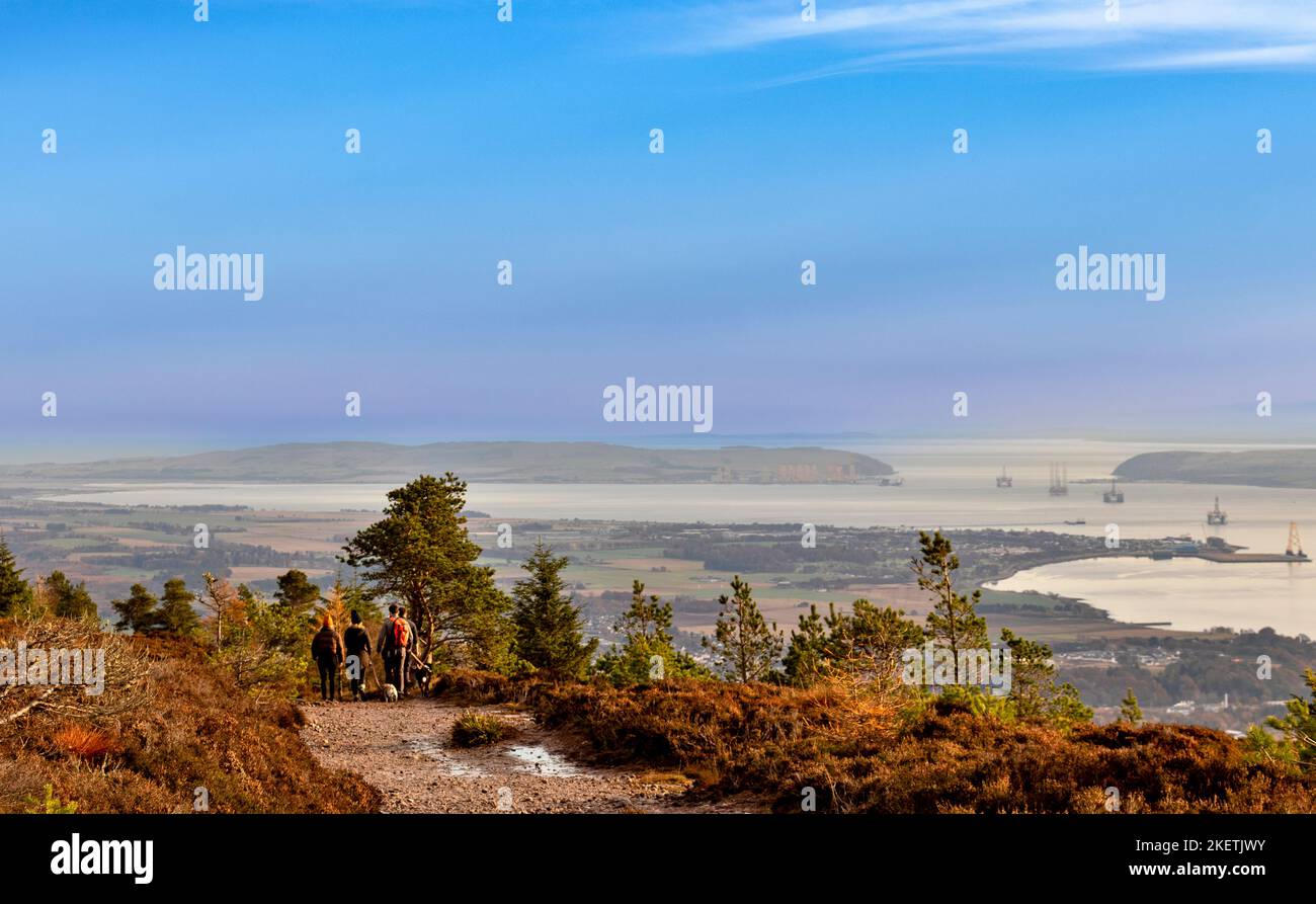 Fyrish Monument Alness Scotland Menschen auf dem Fußweg und eine malerische Aussicht über den Cromarty Firth nach Nigg und Cromarty Stockfoto