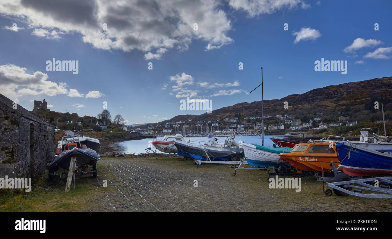 An Land während der Regen zu fallen beginnt, warten die Boote des Tarbert Segelclubs auf das wärmere Wetter. Tarbert, Argyll und Bute Stockfoto