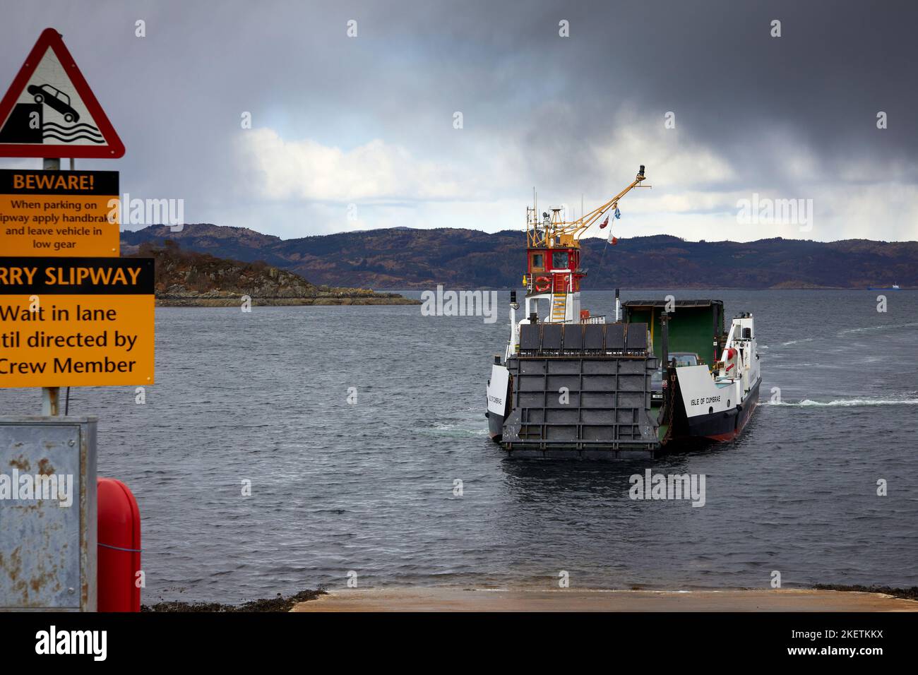 An einem bewölkten Märznachmittag nähert sich die Fähre der Isle of Cumbrae von Portavadie der Fährenrutsche in Tarbert. Argyll und Bute. Schottland Stockfoto