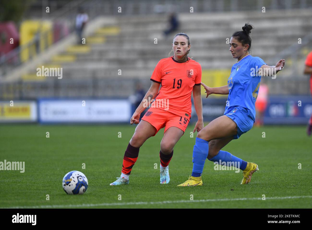 Gnade Clinton von England WU23 und Bianca Vergani von Italien WU23 während des Internationalen Freundschaftstamps zwischen Italien WU23 und England WU23 im stadio Tre Fontane am 14.. November 2022 in Rom, Italien. Stockfoto