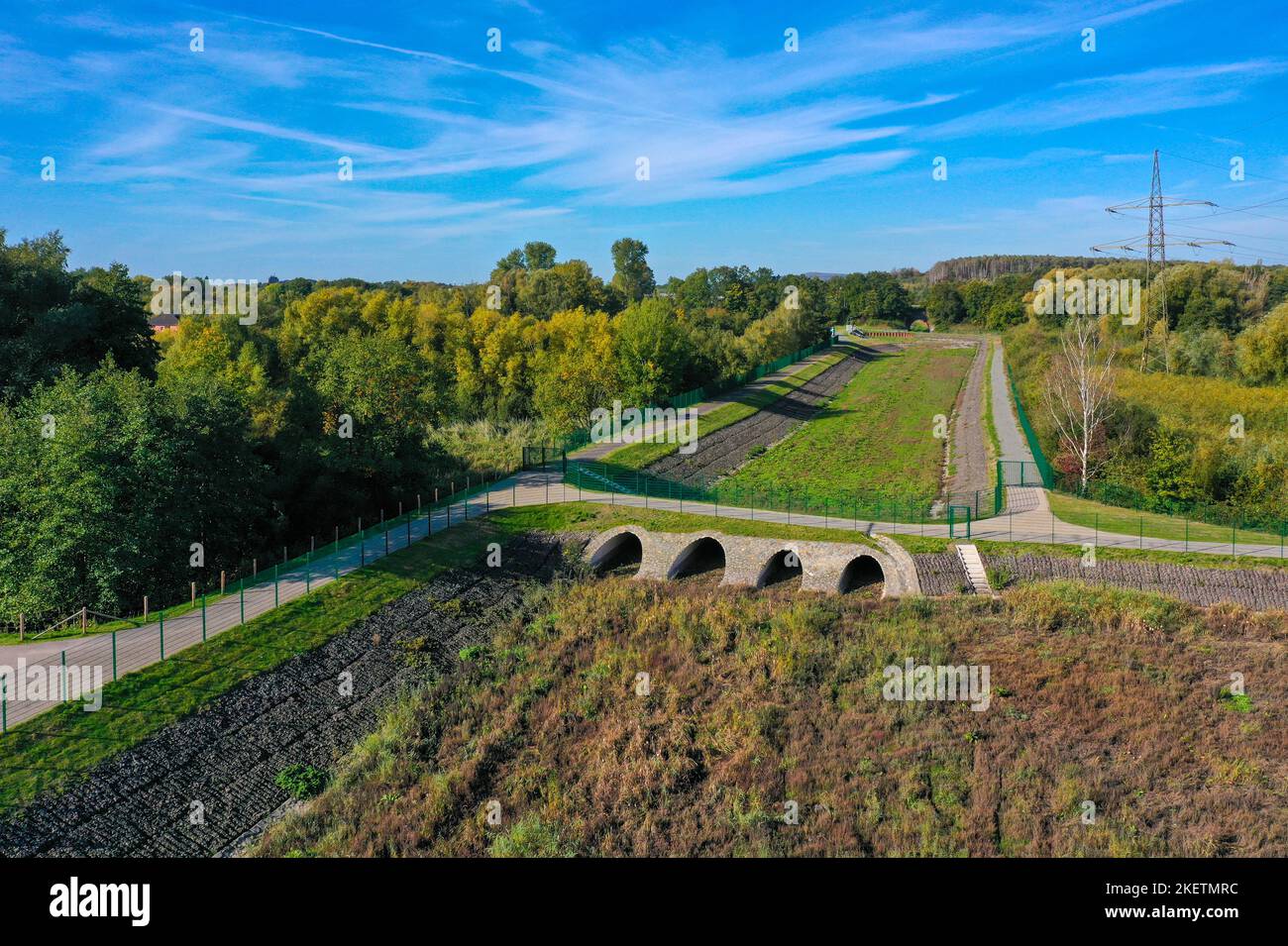 Bottrop, Nordrhein-Westfalen, Deutschland - der renaturierte Boye, der Nebenfluss der Emscher, hat sich in einen naturnahen Wasserlauf verwandelt, Flo Stockfoto