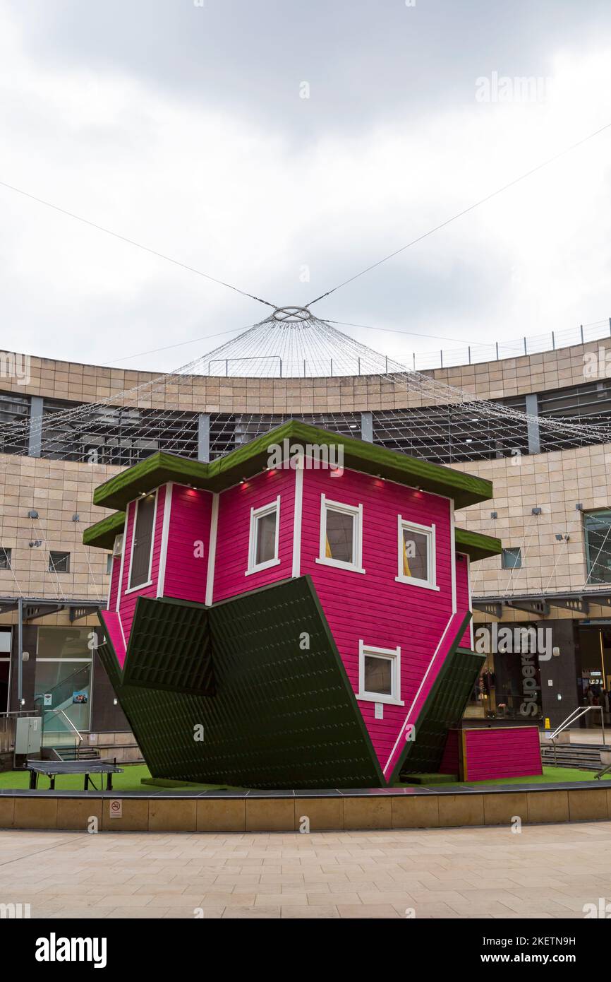 Upside Down House am Midsummer Place, Midsummer Blvd, Milton Keynes, Buckinghamshire, Großbritannien im September Stockfoto