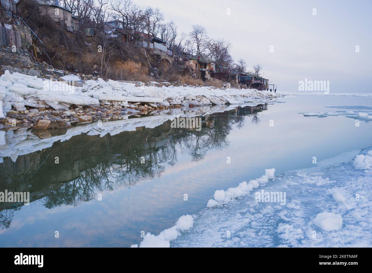 Der gefrorene Winter Asowschen Meer am Strand von Taganrog Stadt, Rostow Region von Russland Stockfoto