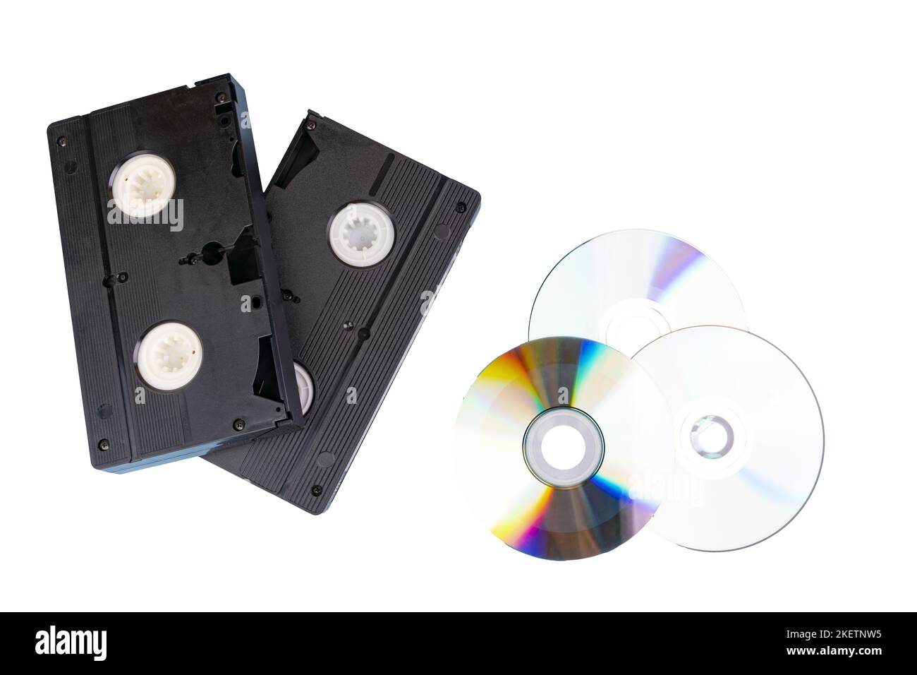 Einige alte VHS-Kassetten und einige CDs auf transparentem Hintergrund Stockfoto
