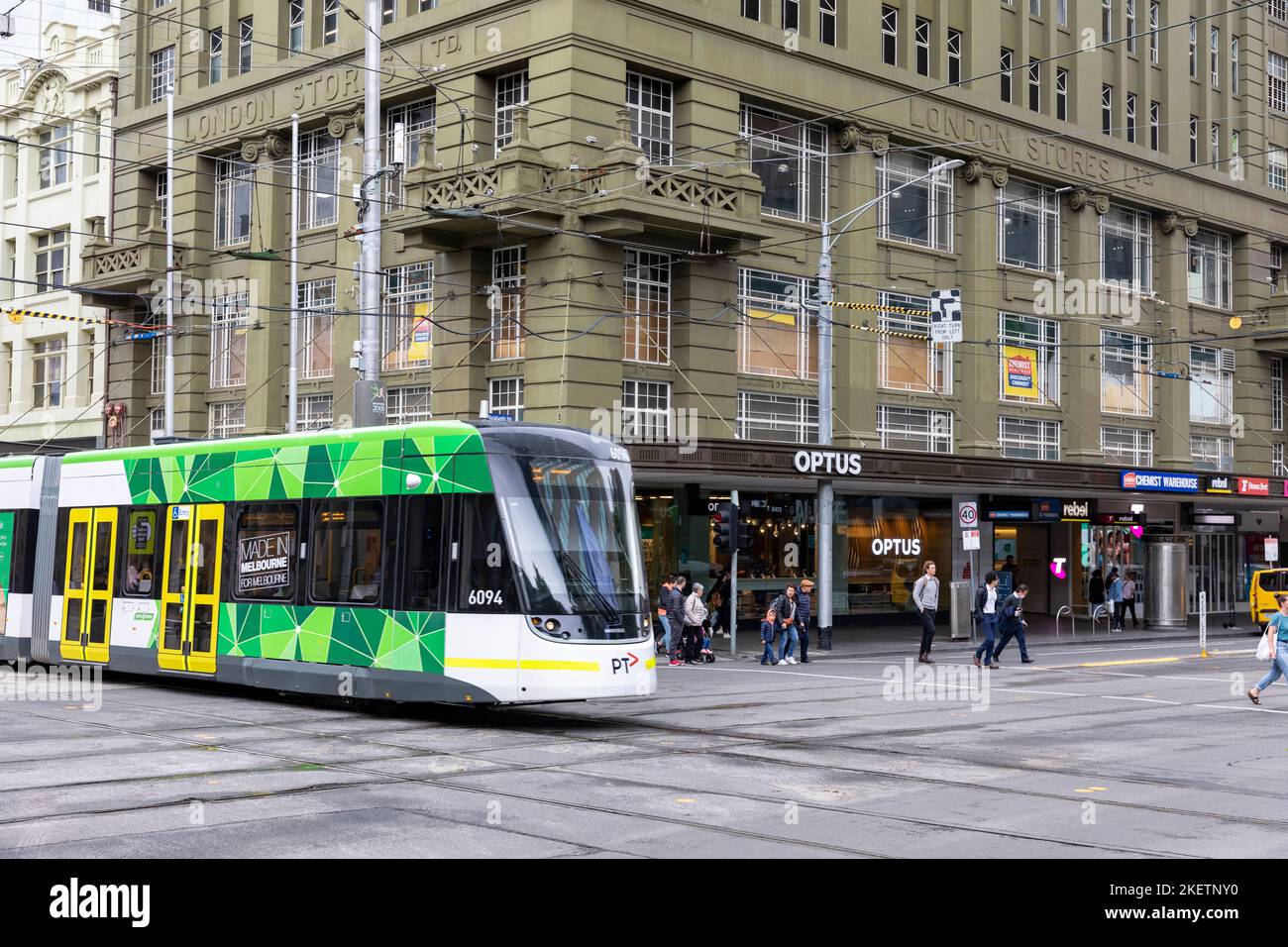 Die Straßenbahn von Melbourne im Stadtzentrum fährt am Optus-Telekommunikationsgeschäft in der Bourke Street, dem Geschäftsviertel von Melbourne, Victoria, Australien vorbei Stockfoto