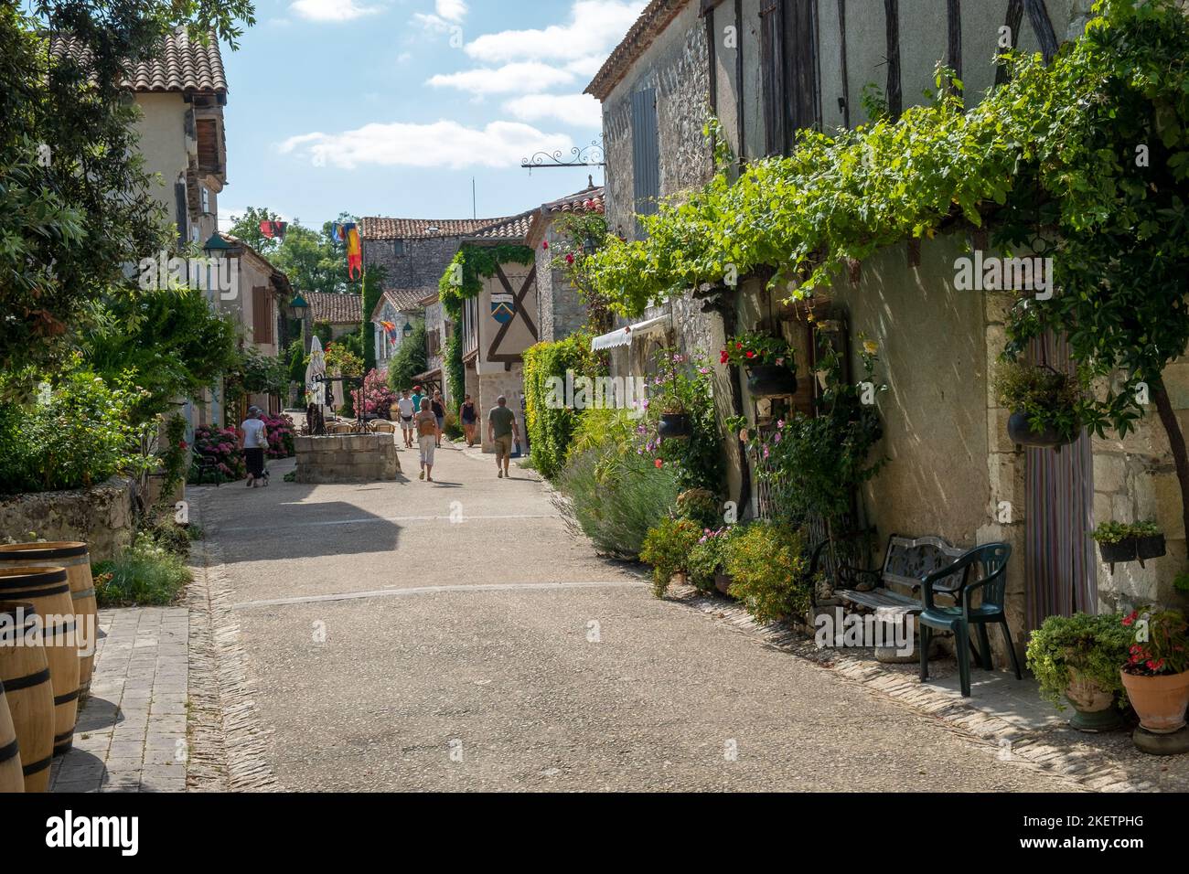 18. Juli 2019 - Pujols, Frankreich: Historische Architektur und Sommersonne bringen Besucher nach Pujols, Lot-et-Garonne, Frankreich. Stockfoto