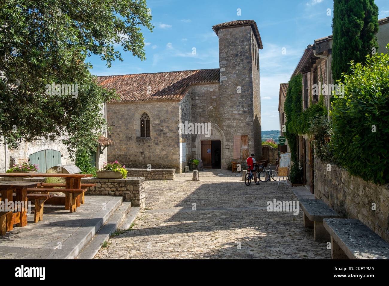 18. Juli 2019 - Pujols, Frankreich: Historische Architektur und Sommersonne bringen Besucher nach Pujols, Lot-et-Garonne, Frankreich. Stockfoto