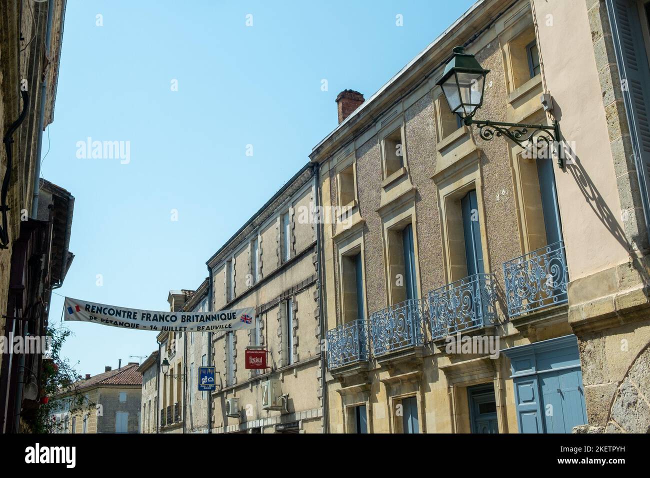 24.. Juli 2019 - Beauville, Frankreich: Ein Straßenbanner wirbt für ein französisch-britisches Petanque-Wettkampftreffen Stockfoto