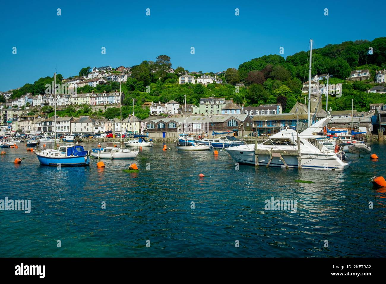 21.. Juli 2021 - Looe, Großbritannien: Ein schöner Sommertag für Aktivitäten auf dem Wasser rund um Looe Harbour, Cornwall, Großbritannien Stockfoto