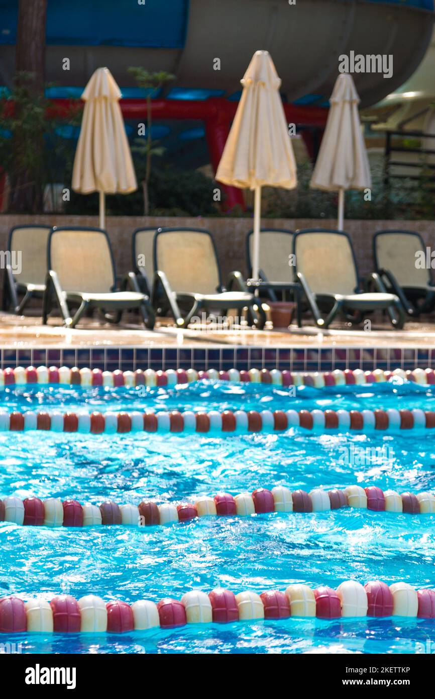 Sport-Schwimmbad mit Bahnen Wasserpark. Stockfoto